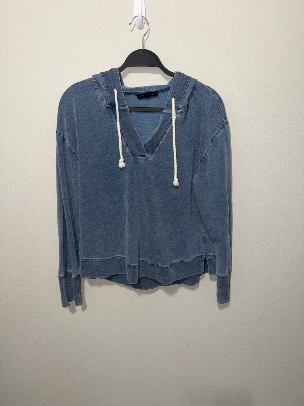 NWOT Jane and Delancey Washed Denim Blue V-Neck Hooded Pullover FA26